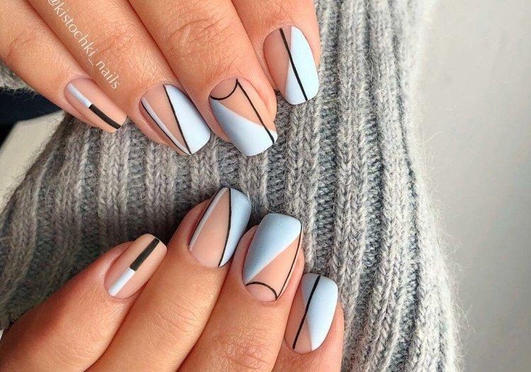 Manucure bleue à motifs géométriques