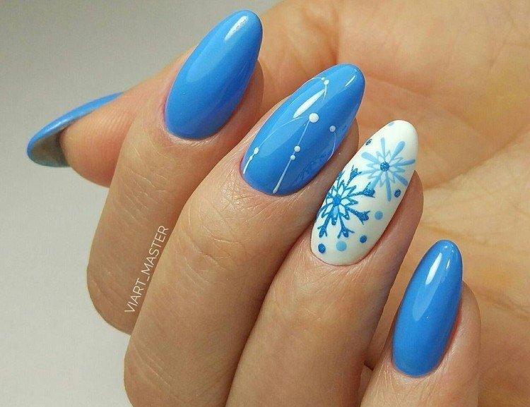 Manucure bleue avec des flocons de neige