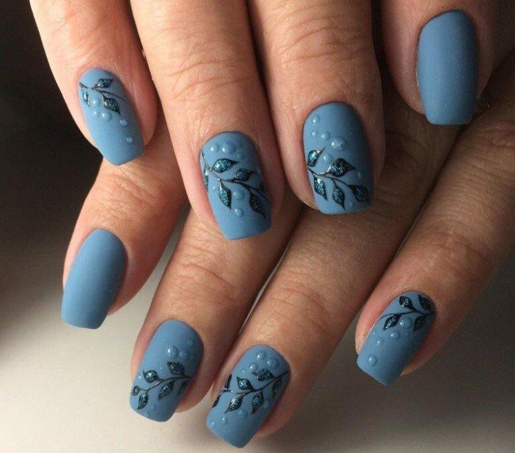 Manucure bleue avec des gouttes