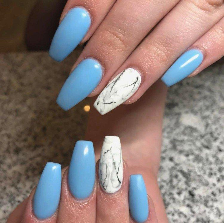 Manucure bleue pour ongles longs