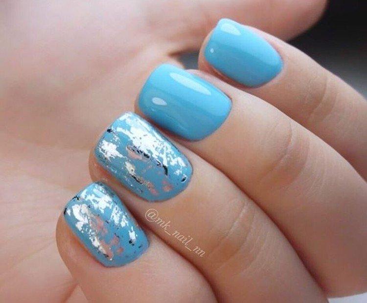Manucure bleue avec feuille d'argent