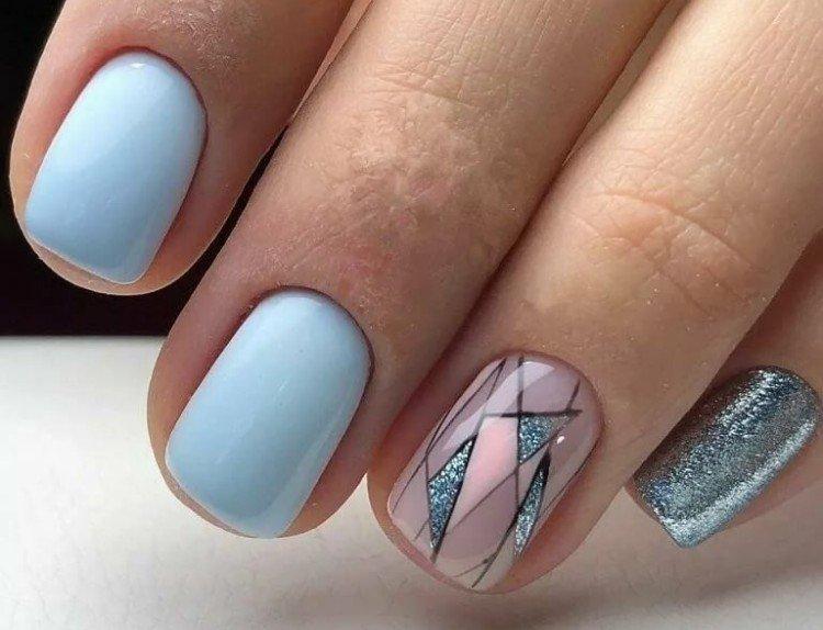 Manucure bleue pour ongles courts