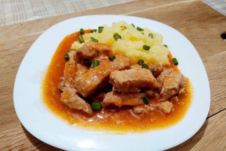 Goulasch de porc dans une mijoteuse