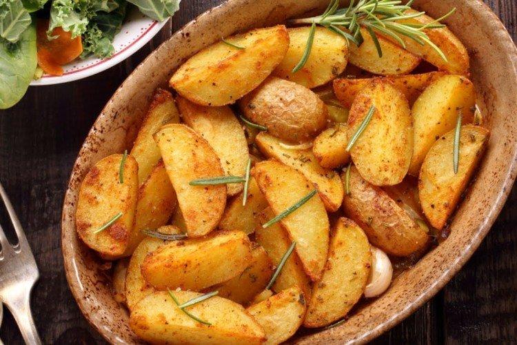 Pommes de terre jeunes à la campagne