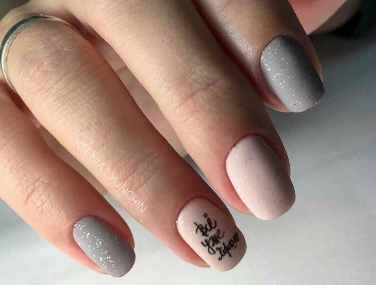 Manucure grise avec lettrage