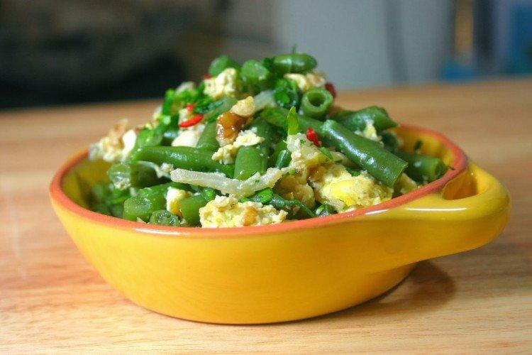 Haricots verts aux oeufs et noix