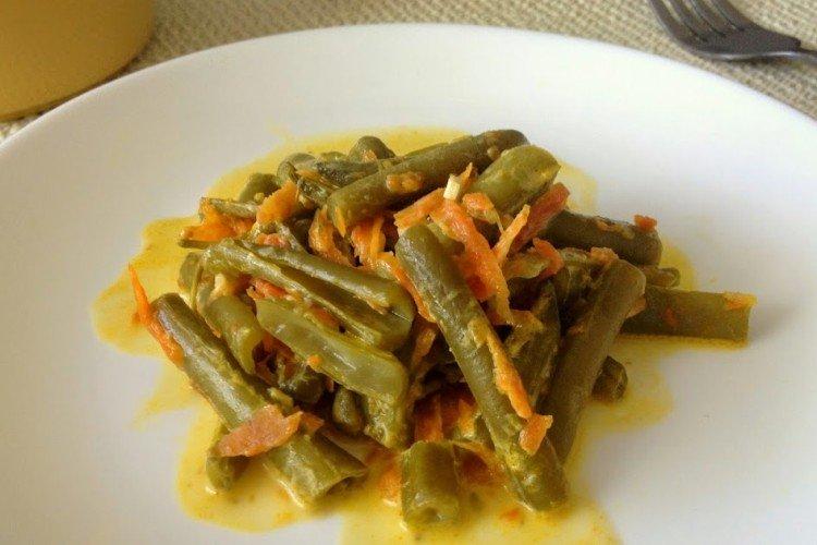 Haricots verts aux carottes dans une sauce crémeuse