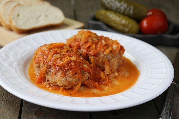 Rouleaux de chou farcis paresseux dans une poêle