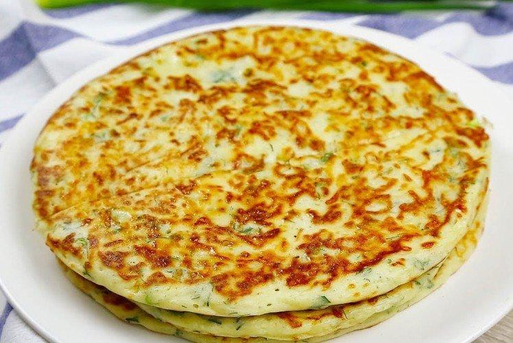 Khachapuri paresseux avec du fromage cottage et des herbes