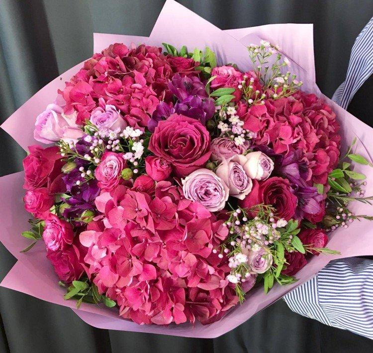 De beaux bouquets de roses