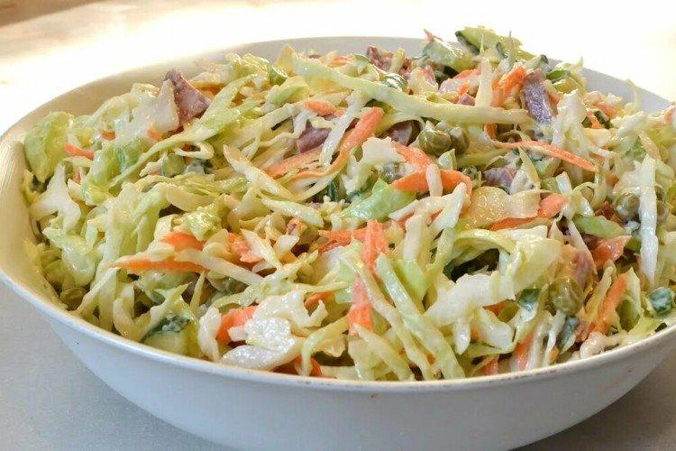 Salade de chou frais au concombre et boeuf