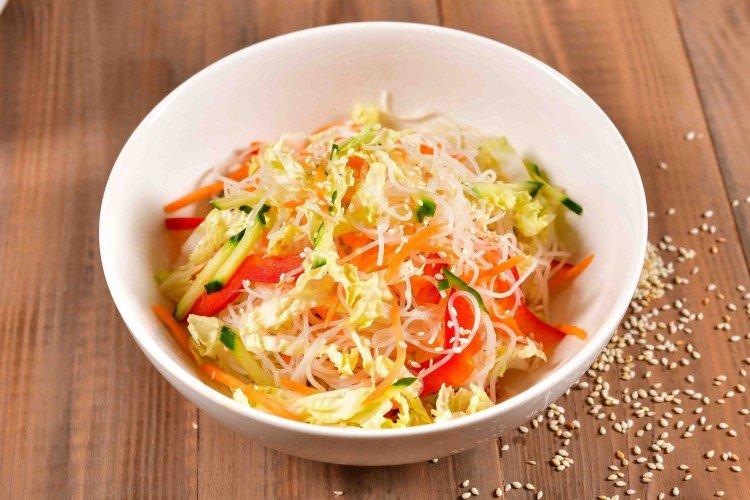 Salade épicée au chou, concombre et nouilles
