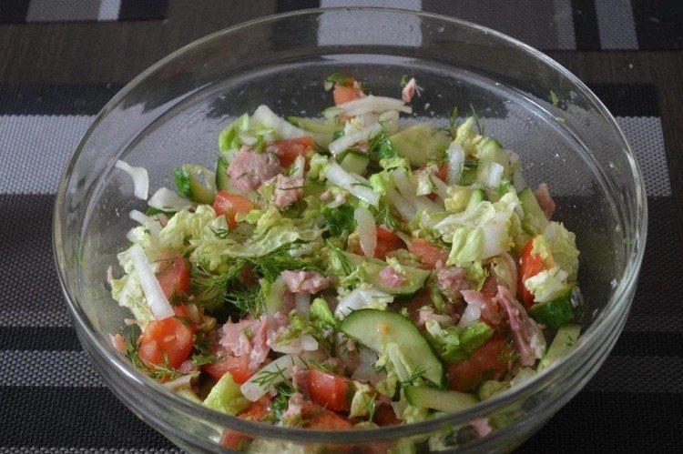 Salade de chou frais, concombres et poisson en conserve