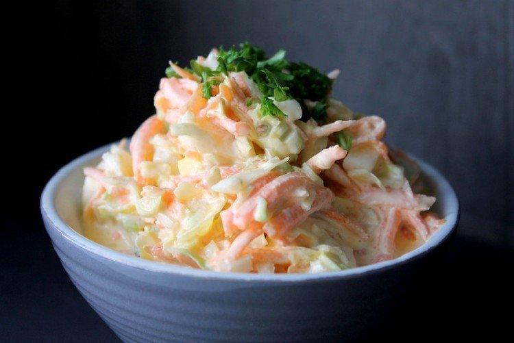 Salade de chou, carottes et concombres marinés