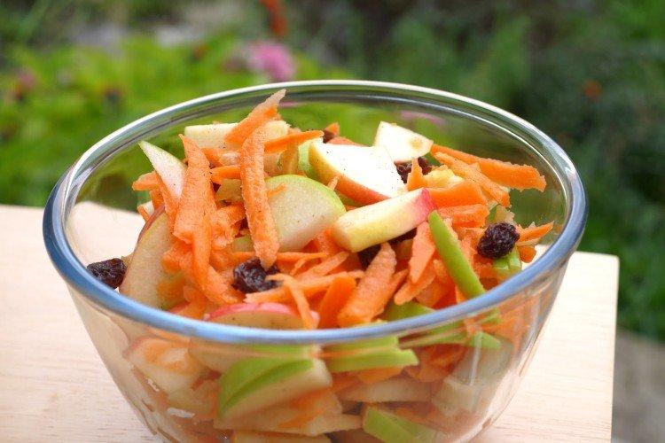 Salade de chou frais, carottes et raisins secs