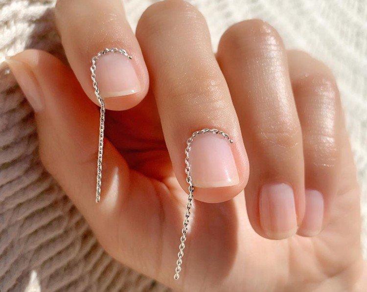 Manucure jeunesse avec chaînes
