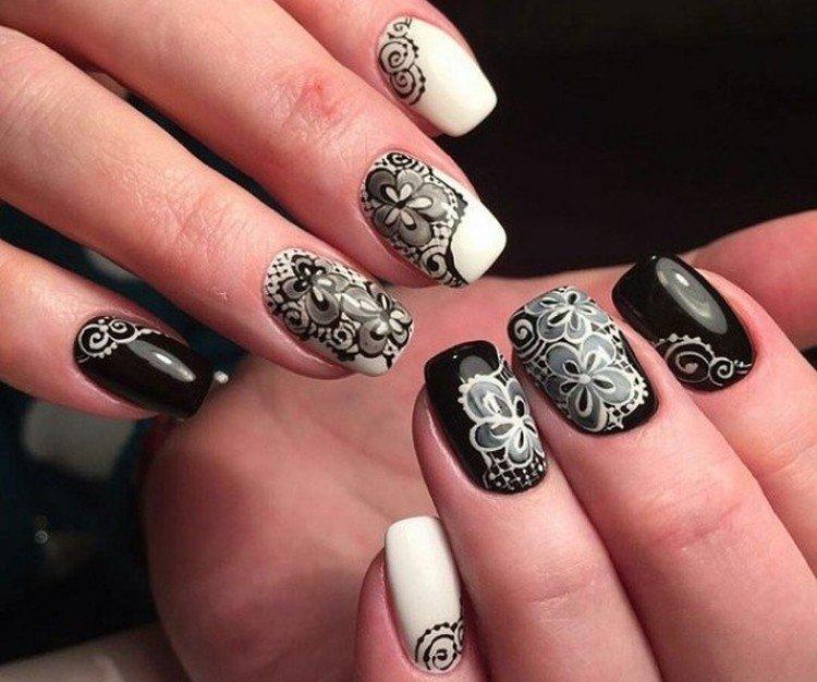Manucure foncée avec motifs en dentelle