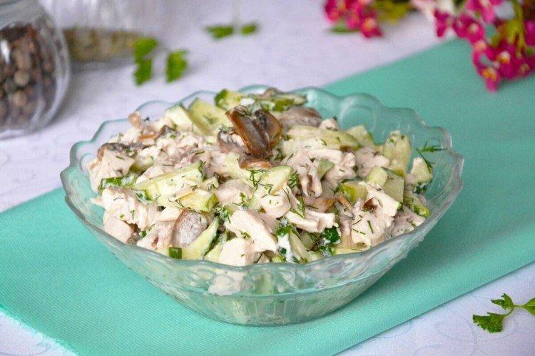 Salade de poulet et concombre