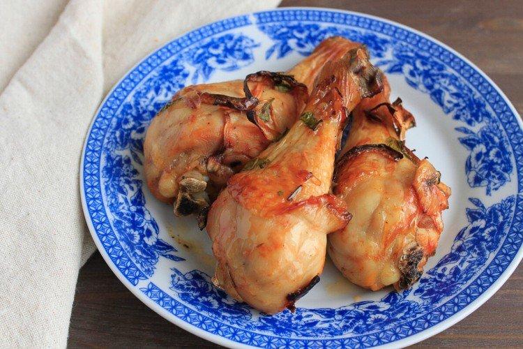 Cuisses de poulet aux oignons au four