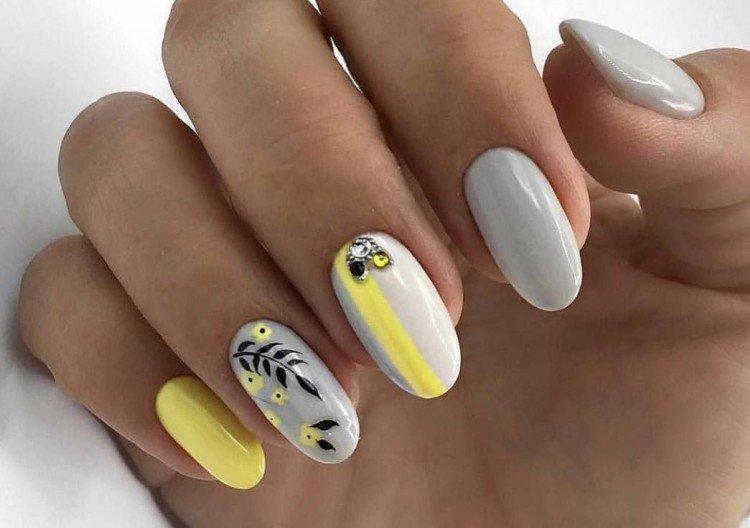 Manucure dans les tons gris et jaune