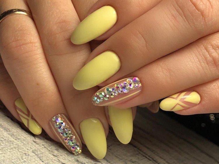 Manucure jaune avec strass
