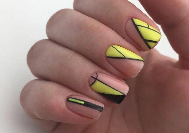 Manucure abstraite jaune