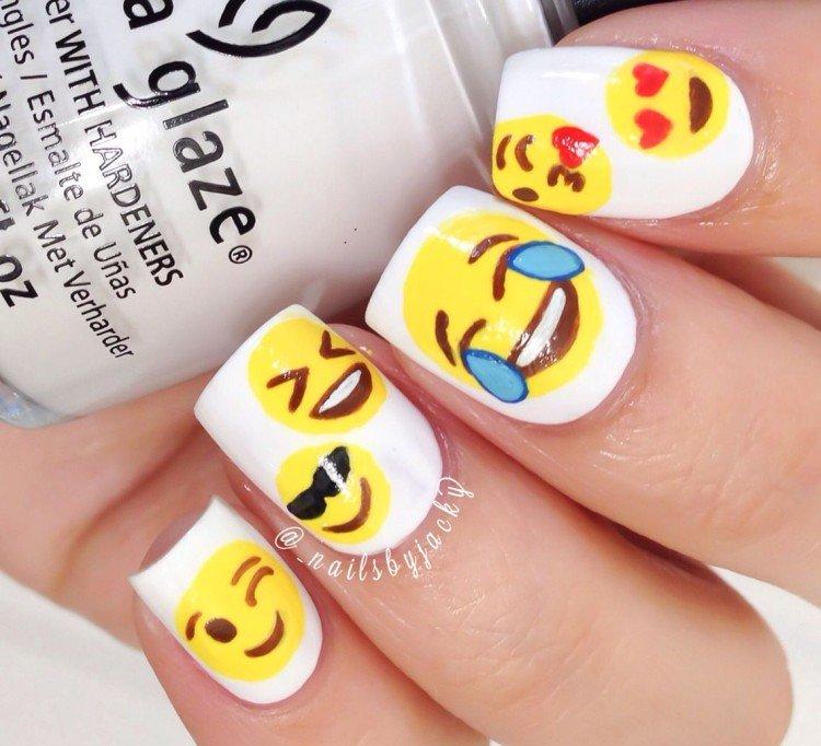 Manucure jaune avec émoticônes