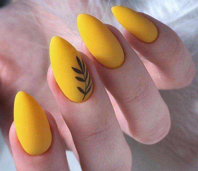 Manucure jaune mat