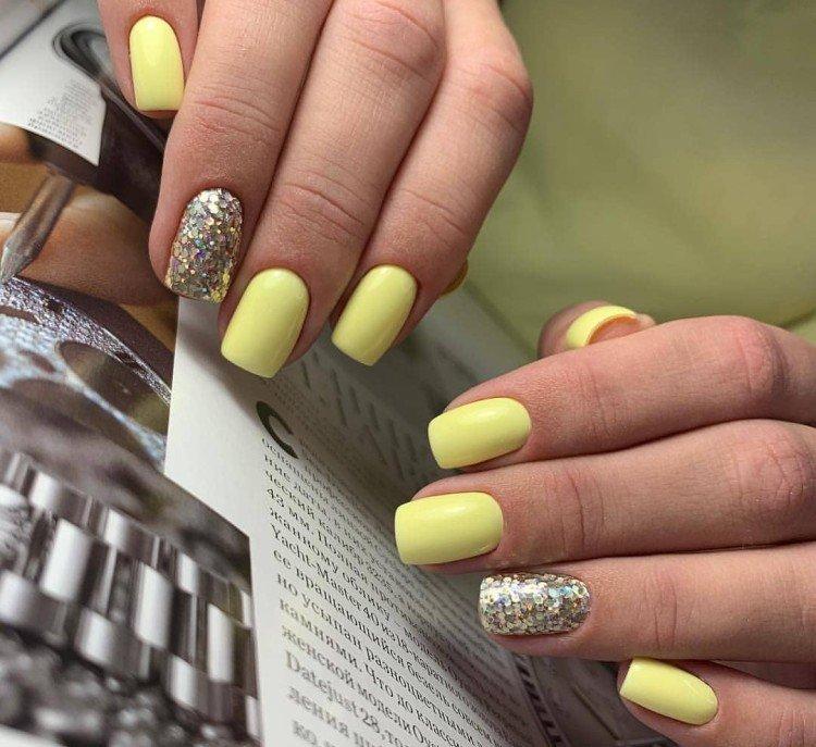Manucure pailletée jaune