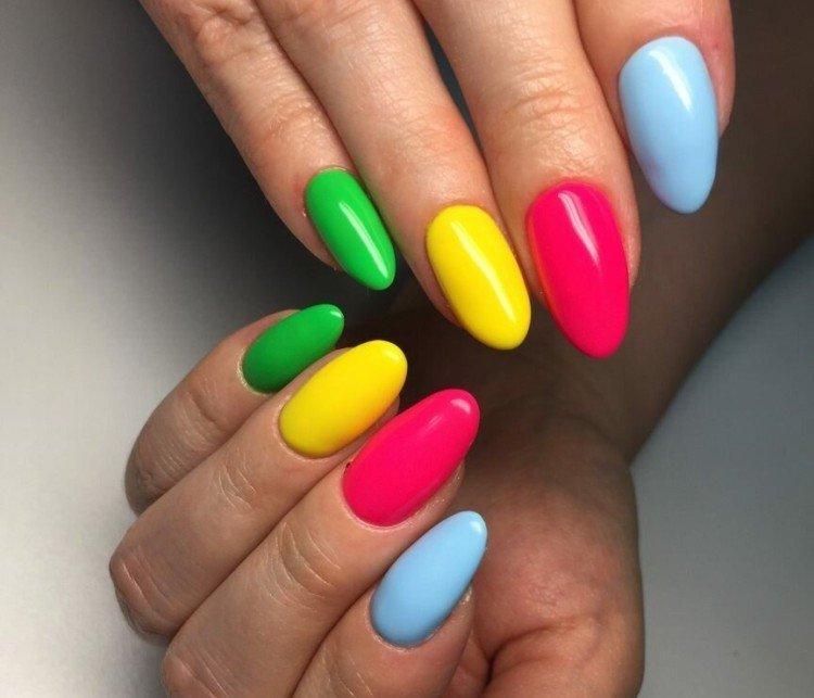 Manucure arc-en-ciel