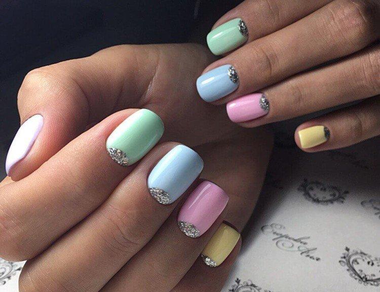 Manucure lune colorée