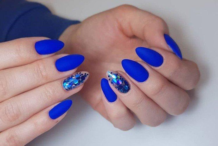 Manucure bleue