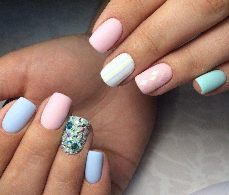 Manucure aux tons pastel