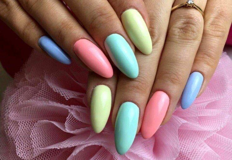 Manucure multicolore