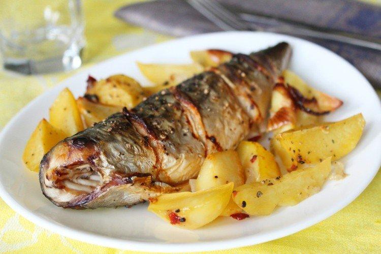 Maquereau entier avec pommes de terre au four