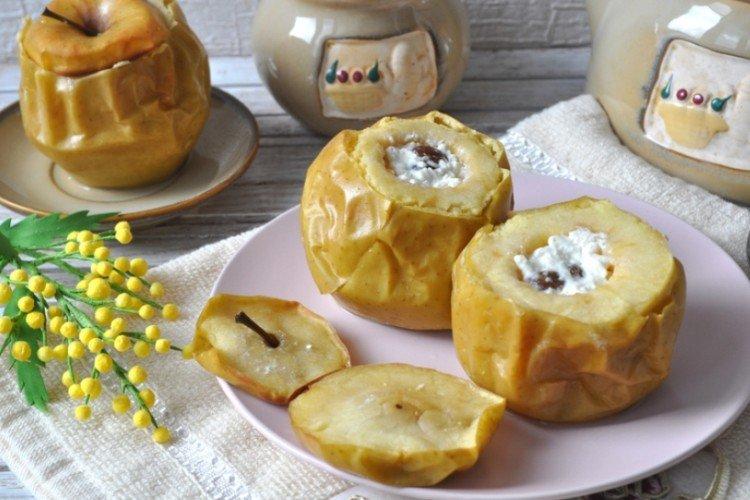 Pommes au four avec du fromage cottage