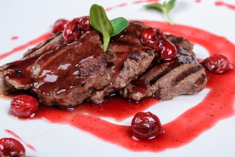 Porc au four aux cerises