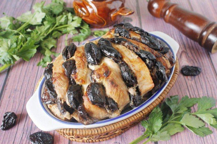 Porc au four avec pommes et pruneaux