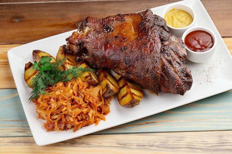 Jarret de porc au chou au four