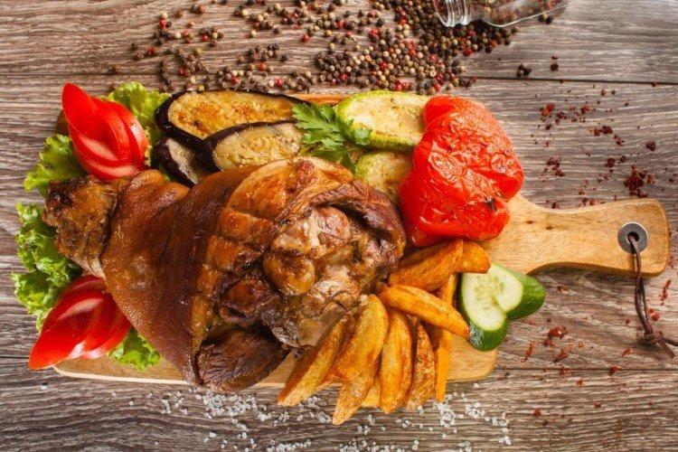 Jarret de porc au four avec légumes