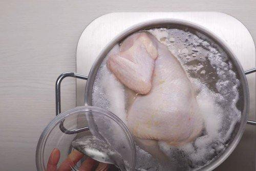 Satsivi géorgien avec poulet entier