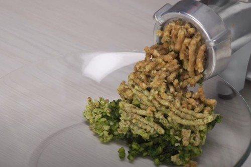 Satsivi géorgien avec poulet entier