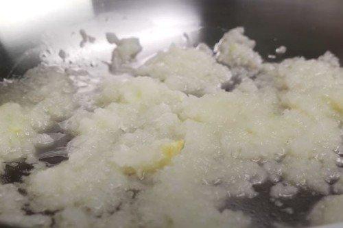 Satsivi géorgien avec poulet entier