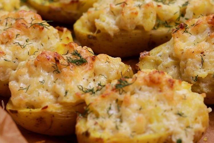 Pommes de terre au four avec des bâtonnets de crabe