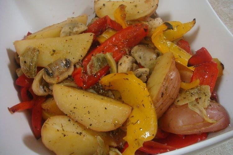 Pommes de terre au four avec des légumes