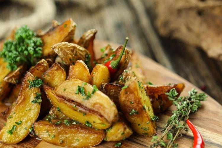 Pommes de terre au four avec des herbes en papillote