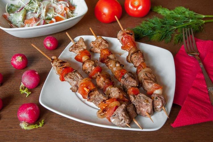 Chachlik de porc en marinade au vin