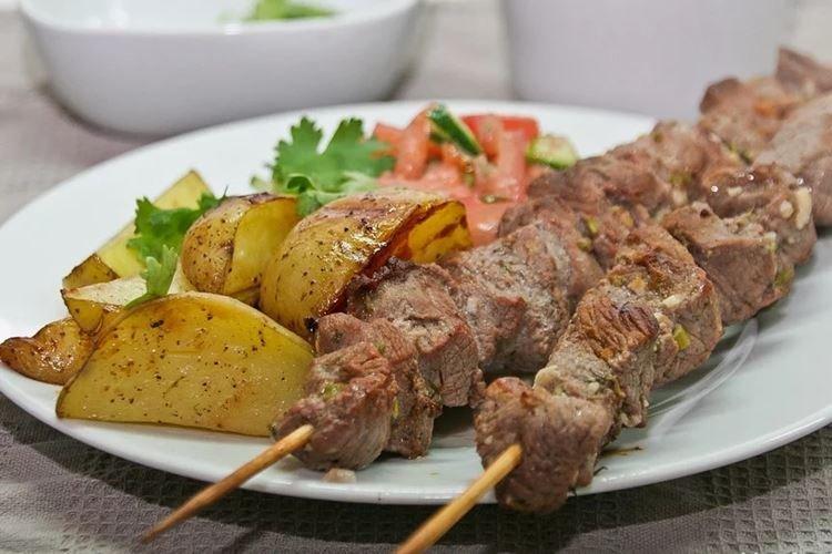 Chachlik de porc avec pommes de terre au four