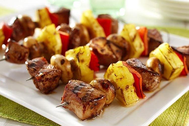 Chachlik de porc au miel sur des brochettes