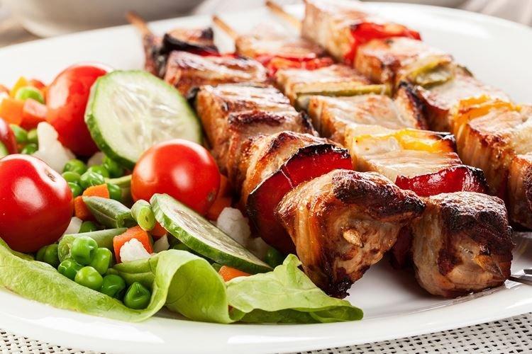 Brochette de porc aux légumes au four